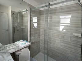 Artículos de tocador gratuitos, secador de pelo, toallas, jabón