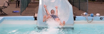 2 piscinas externas, funciona das 10h às 17h, guarda-sóis