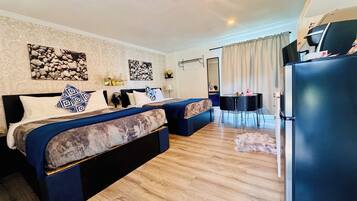 Decoración personalizada, muebles diferentes y cortinas blackout