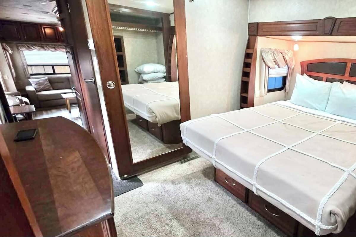 Glamping RV | Blackout drapes, iron/ironing board (on request), WiFi (free)
