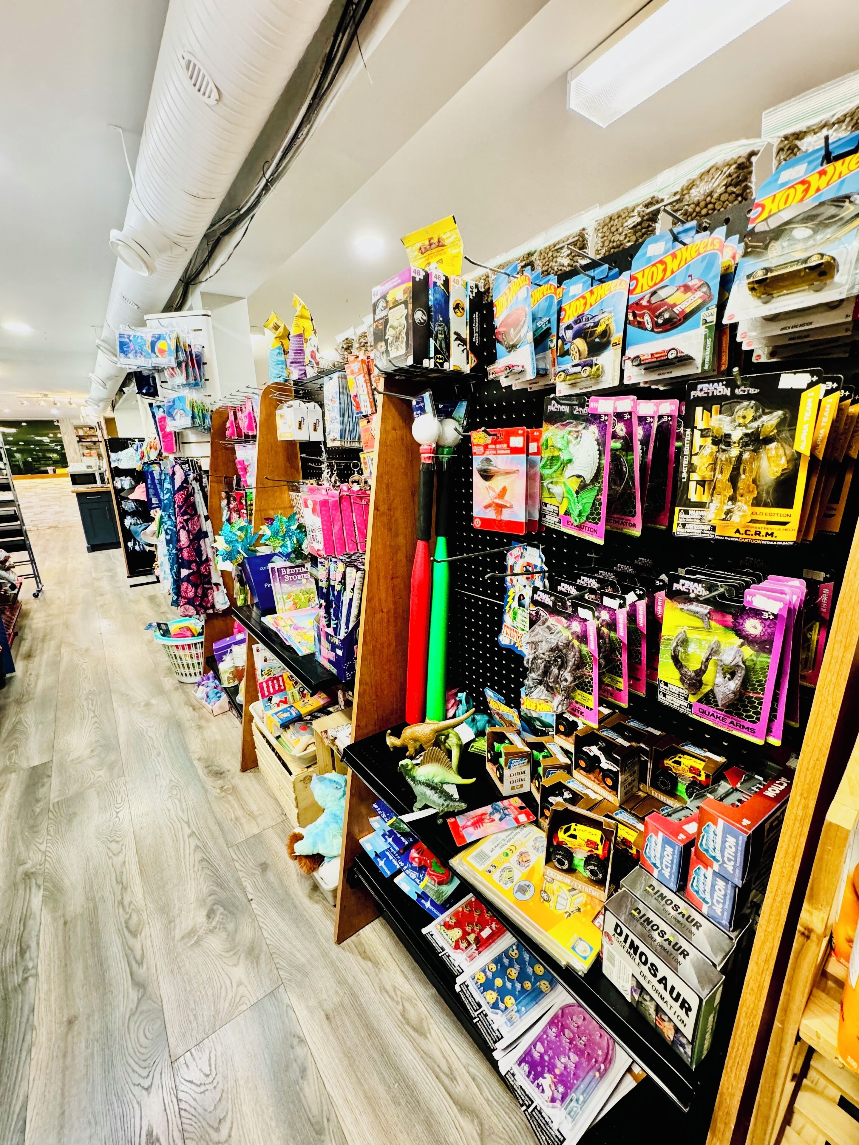 Una tienda con estantes llenos de juguetes, libros y otros artículos.