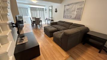 Kondominium Keluarga, 1 kamar tidur, dapur, area halaman | Area keluarga | Smart TV 42-inci dengan saluran TV digital, Netflix, dan Hulu