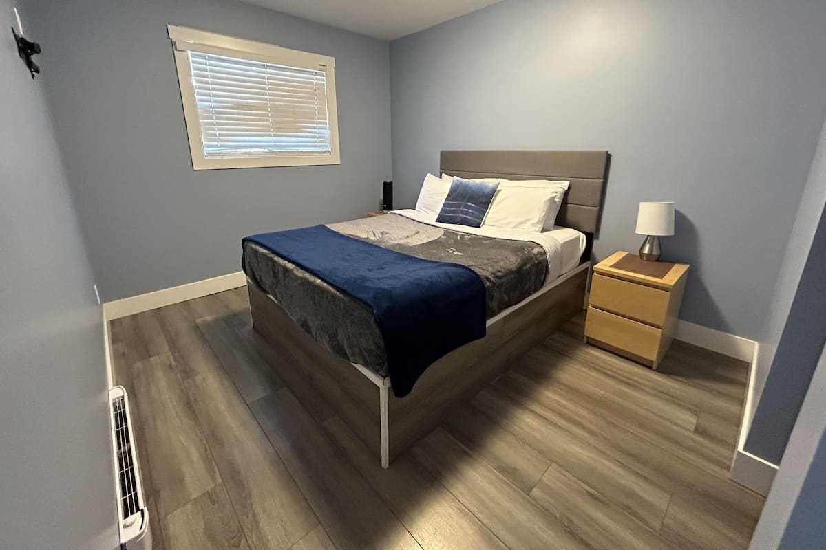Decoración personalizada, muebles diferentes y cortinas blackout