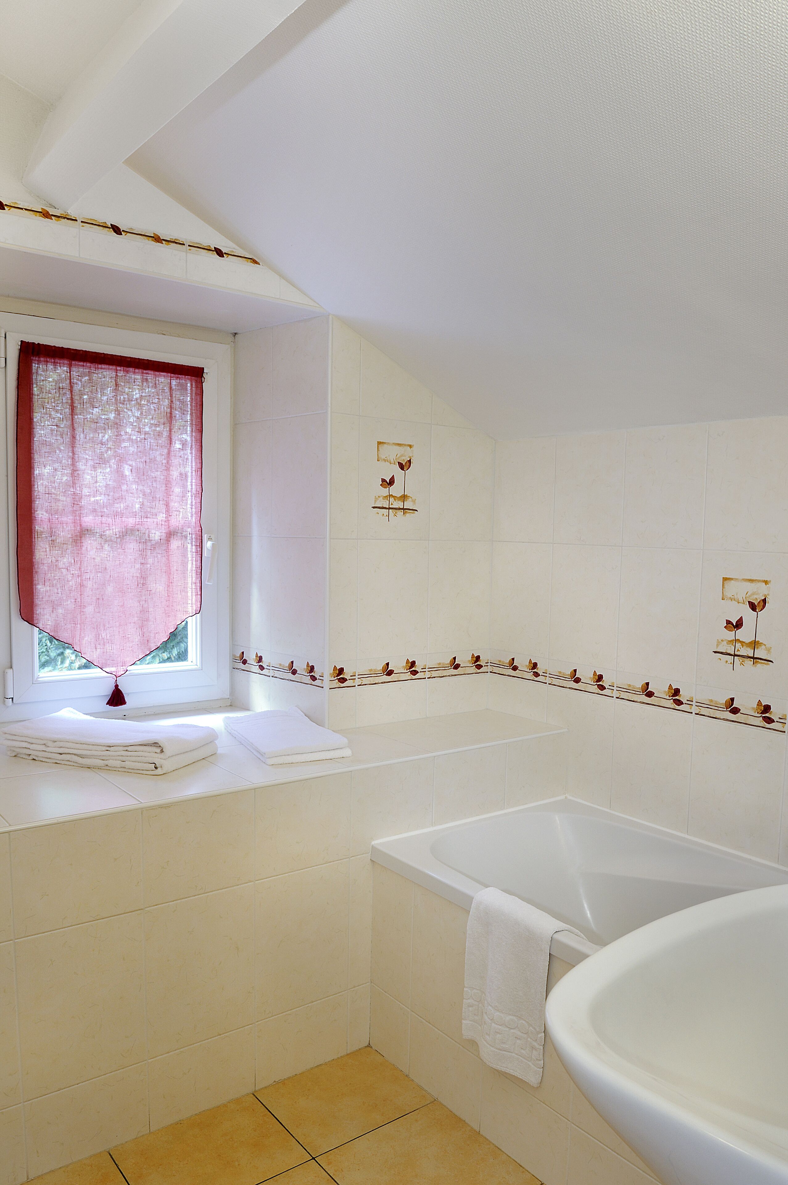 standard double room | bathroom | rainfall showerhead, free toiletries, hair dryer, towels