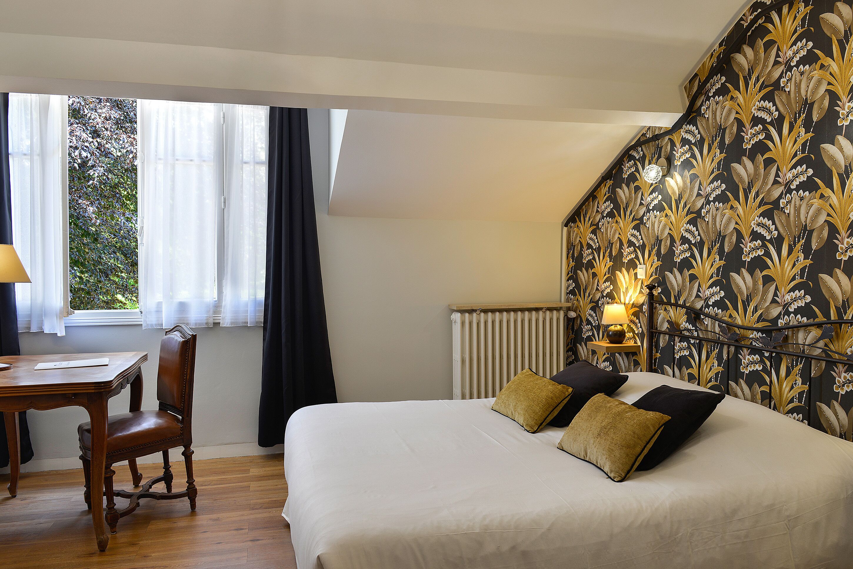 standard double room | 1 bedroom, individually decorated, individually furnished, desk