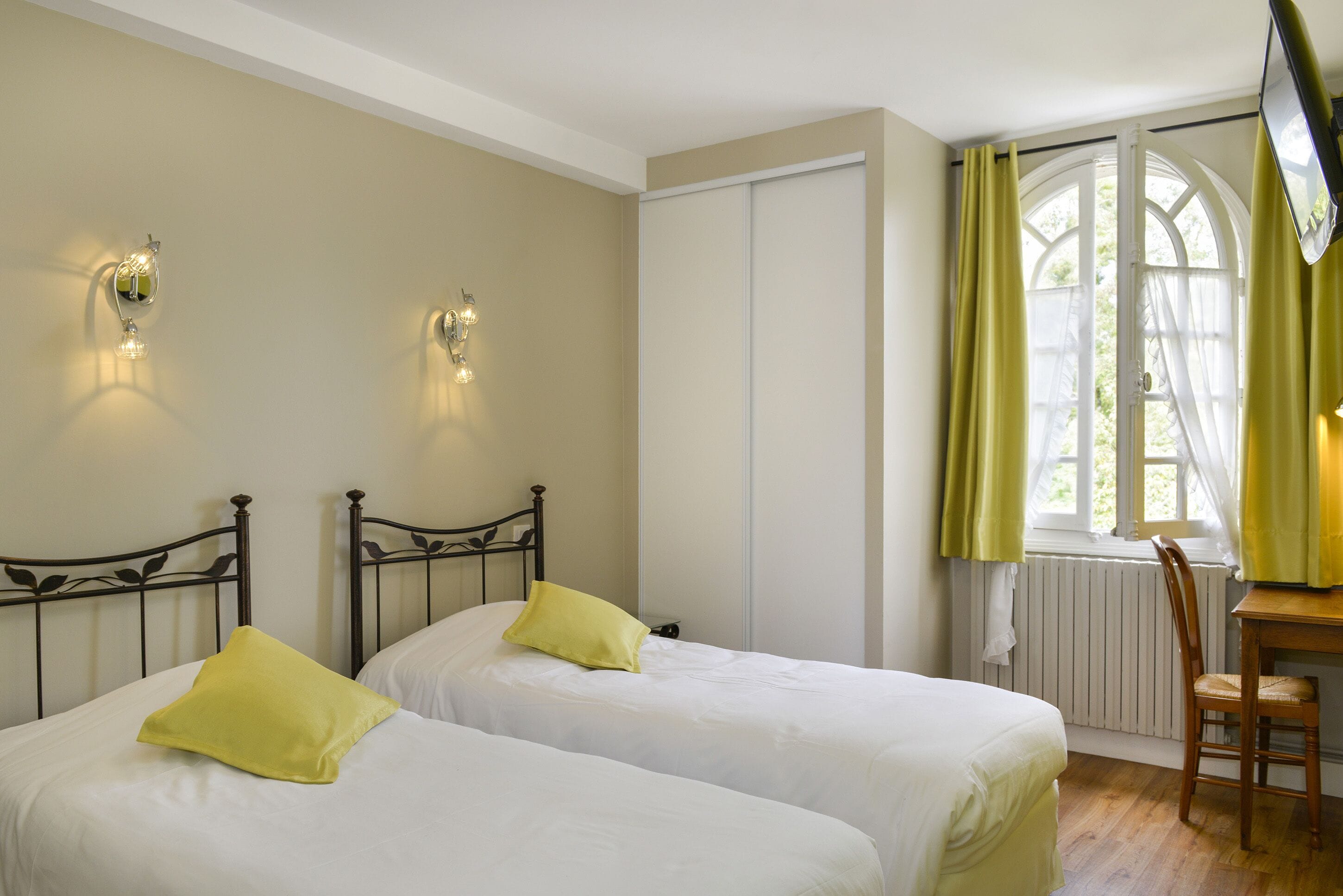 standard twin room | 1 bedroom, individually decorated, individually furnished, desk