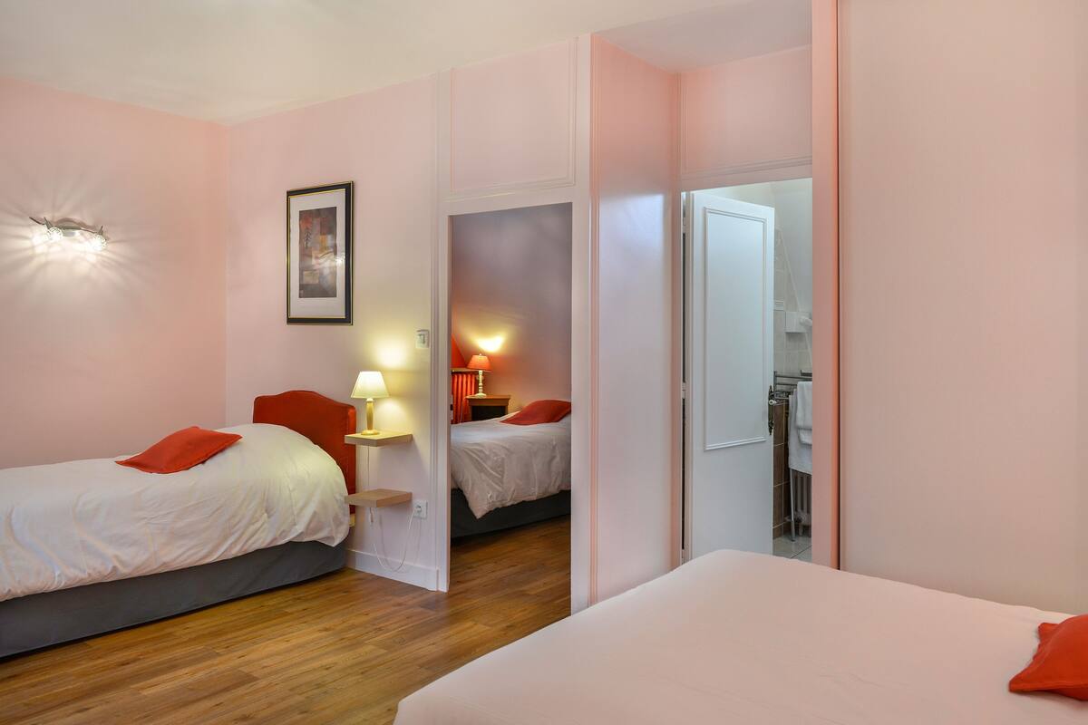 Habitación familiar | Escritorio, cortinas opacas, wifi gratis y decoración individual