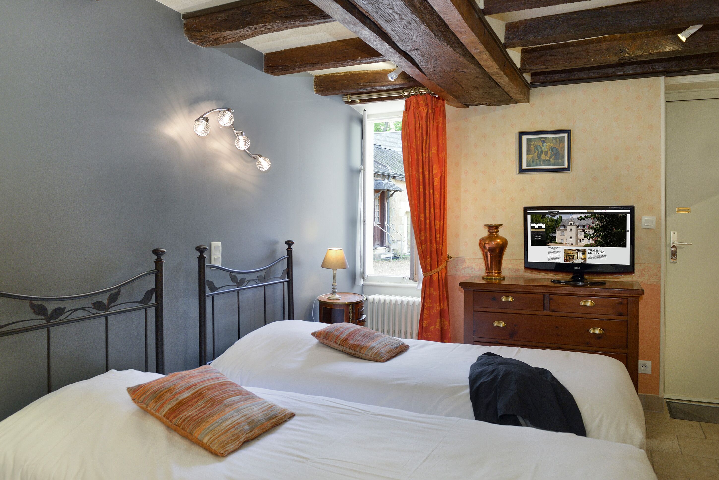 standard twin room | 1 bedroom, individually decorated, individually furnished, desk