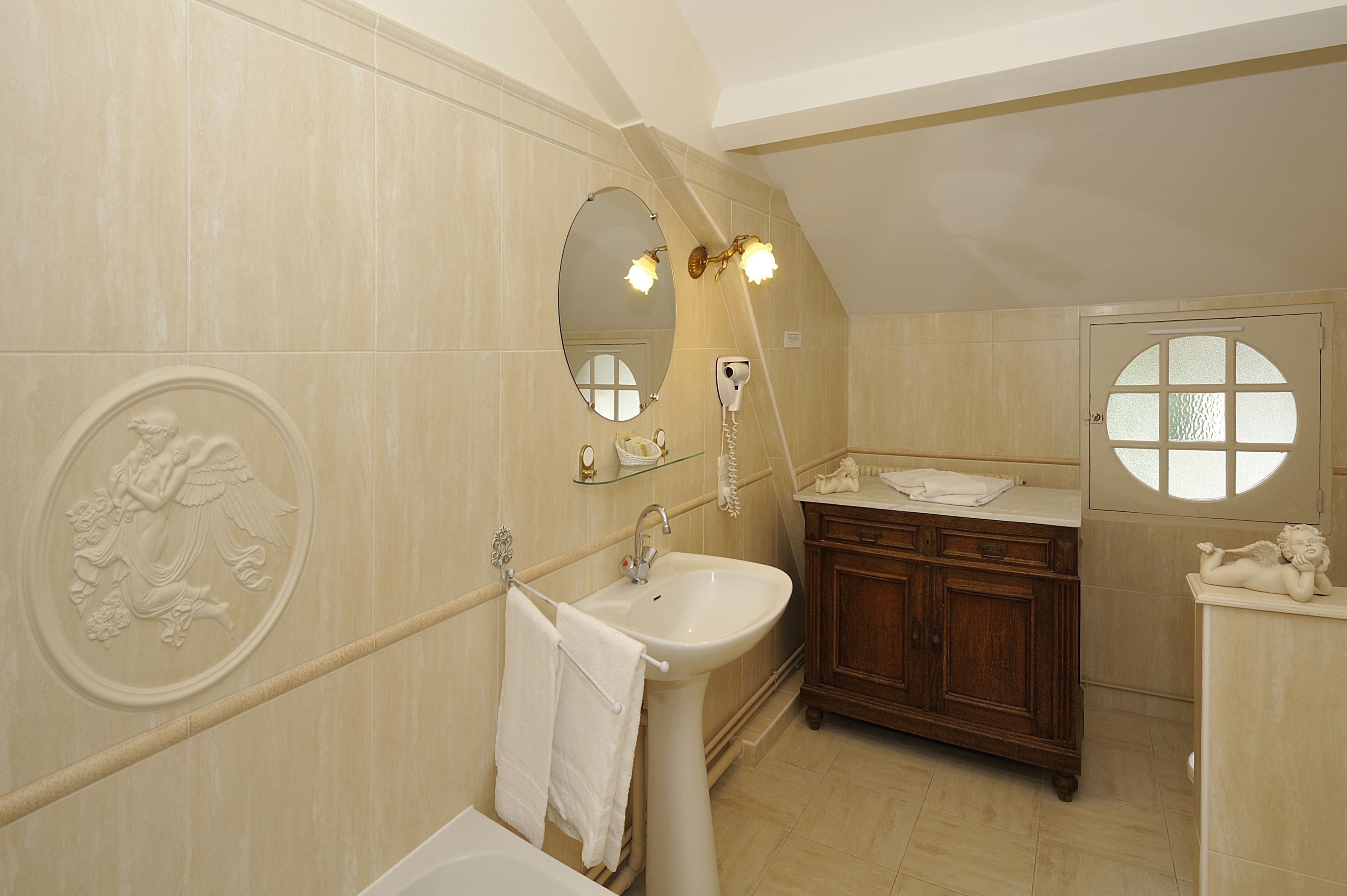 suite | bathroom | rainfall showerhead, free toiletries, hair dryer, towels