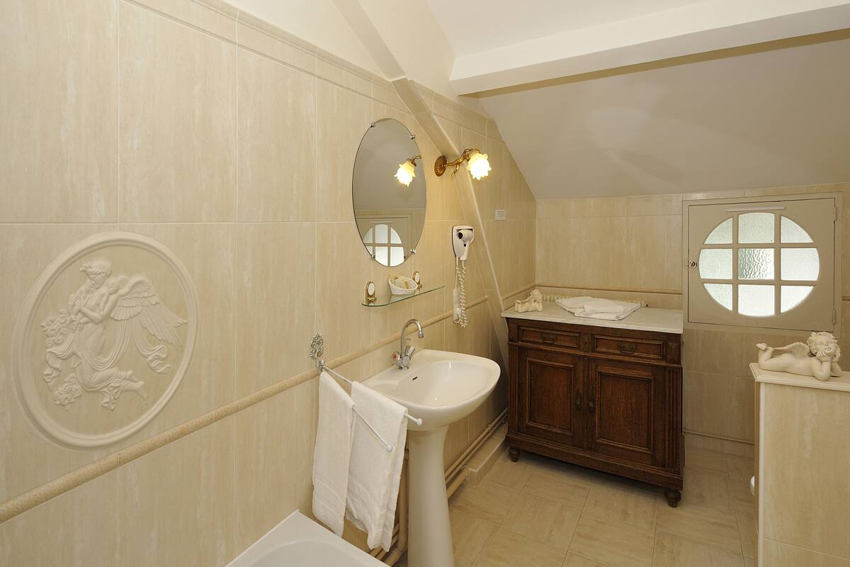 suite | bathroom | rainfall showerhead, free toiletries, hair dryer, towels