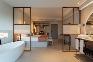 Suite, balcón (Magnus)(2 adults + 1 child) | Escritorio, wifi gratis, ropa de cama y accesible en silla de ruedas