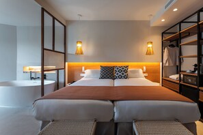 Suite, balkong (Magnus)(2 adults + 1 child) | Skrivebord, wi-fi (inkludert), sengetøy og rullestolvennlig