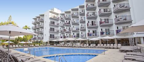 室外游泳池,池畔遮阳伞,日光浴躺椅