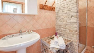 Douche, douche à « effet pluie », articles de toilette gratuits