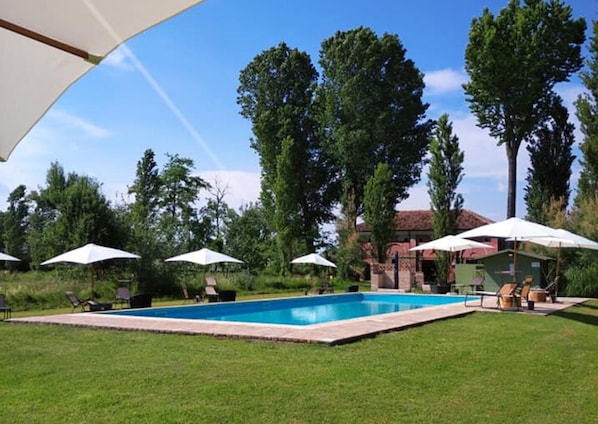 Piscine extérieure, parasols, chaises longues