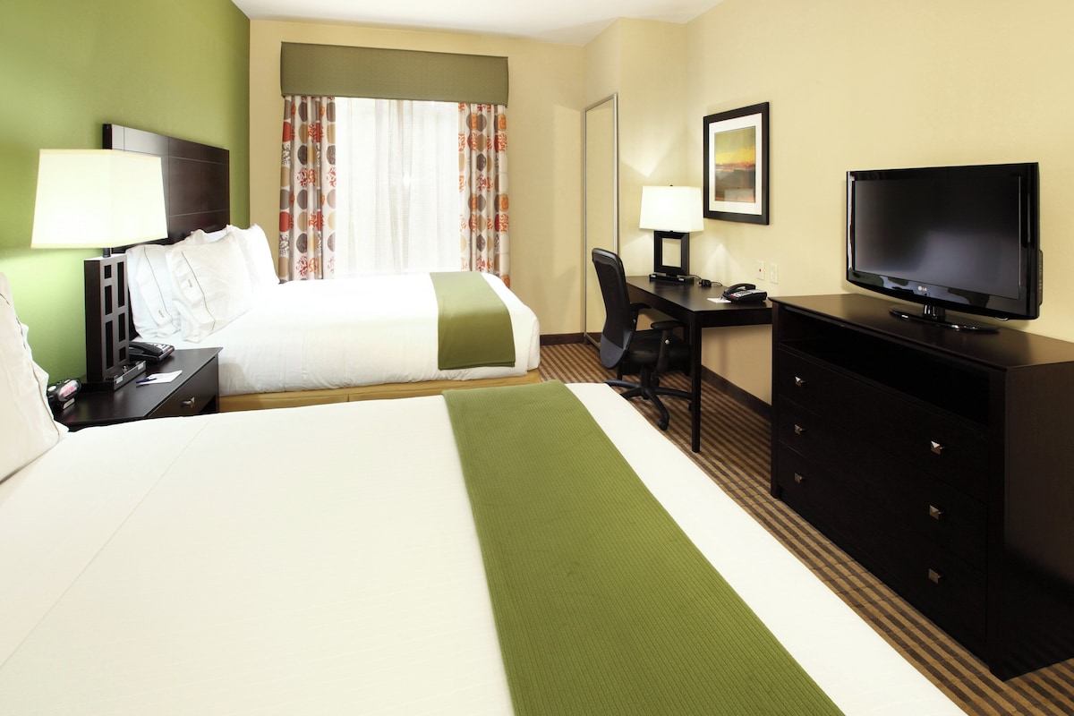 Standard Room, 2 Twin Beds, Accessible (Communications, Mobility) | In-room safe, desk, blackout drapes, iron/ironing board