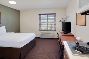 Escritorio, wifi gratis, despertador y ropa de cama
