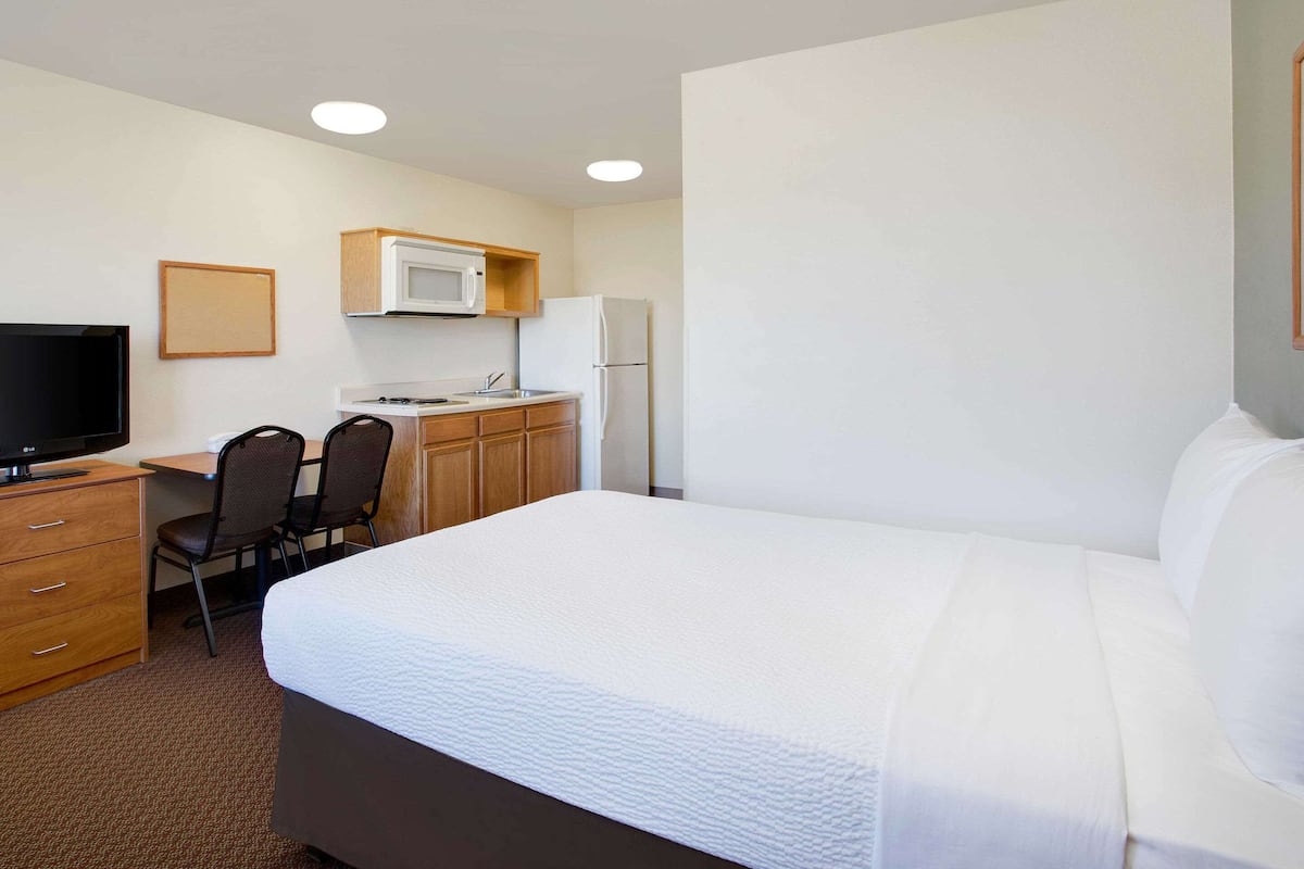 Desk, free WiFi, bed sheets, alarm clocks