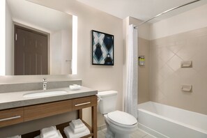 Ein modernes Badezimmer mit Waschbecken, Toilette und Badewanne.