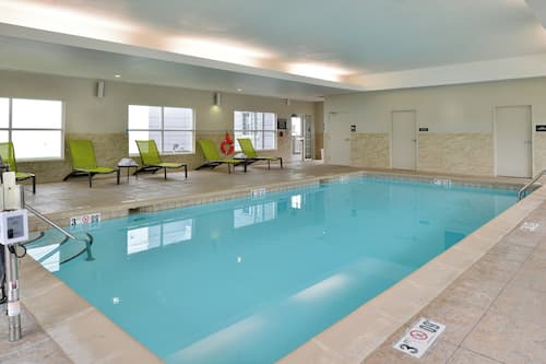Piscine intérieure, accès possible de 8 h à 22 h, chaises longues