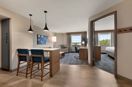 Suite, 1 chambre, non-fumeur | Coffre-fort, bureau, fer et planche à repasser, lit de bébé (gratuit)