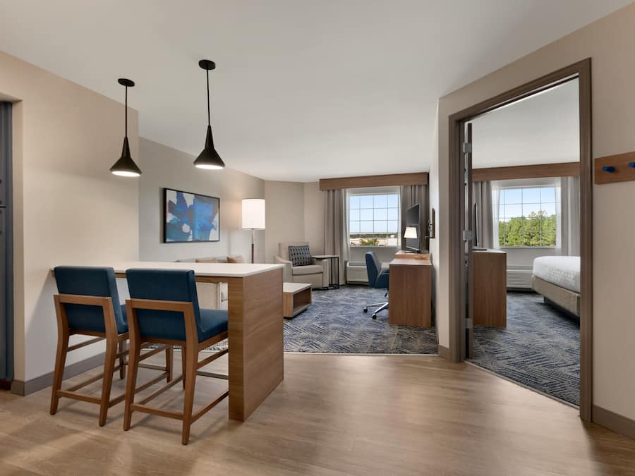 Phòng Suite, 1 phòng ngủ, không hút thuốc | Két bảo mật tại phòng, bàn, bàn ủi/dụng cụ ủi quần áo