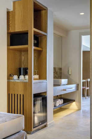 Ein modernes Badezimmer mit einem Holzkosmetikschrank, einem Einbauofen und einem großen Spiegel.