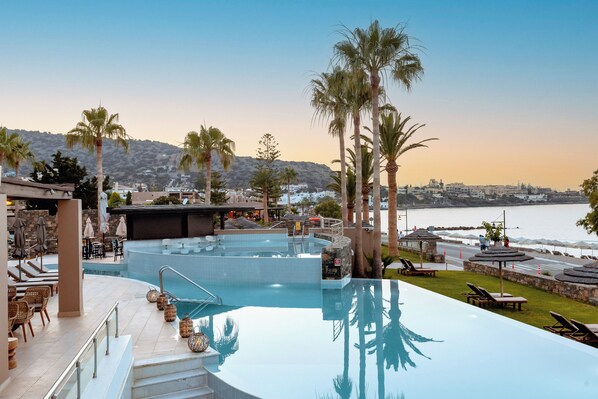 Piscine couverte, piscine extérieure, parasols de plage, chaises longues