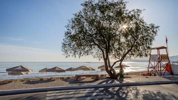 En la playa, buceo, ski acuático y paseos en botes de motor