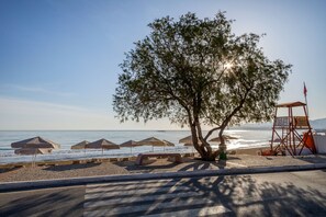 På stranden, sportdykning, snorkling och vattenskidåkning