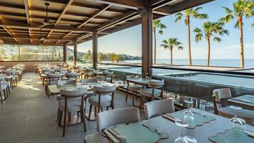 2 restaurants; breakfast, lunch and dinner served