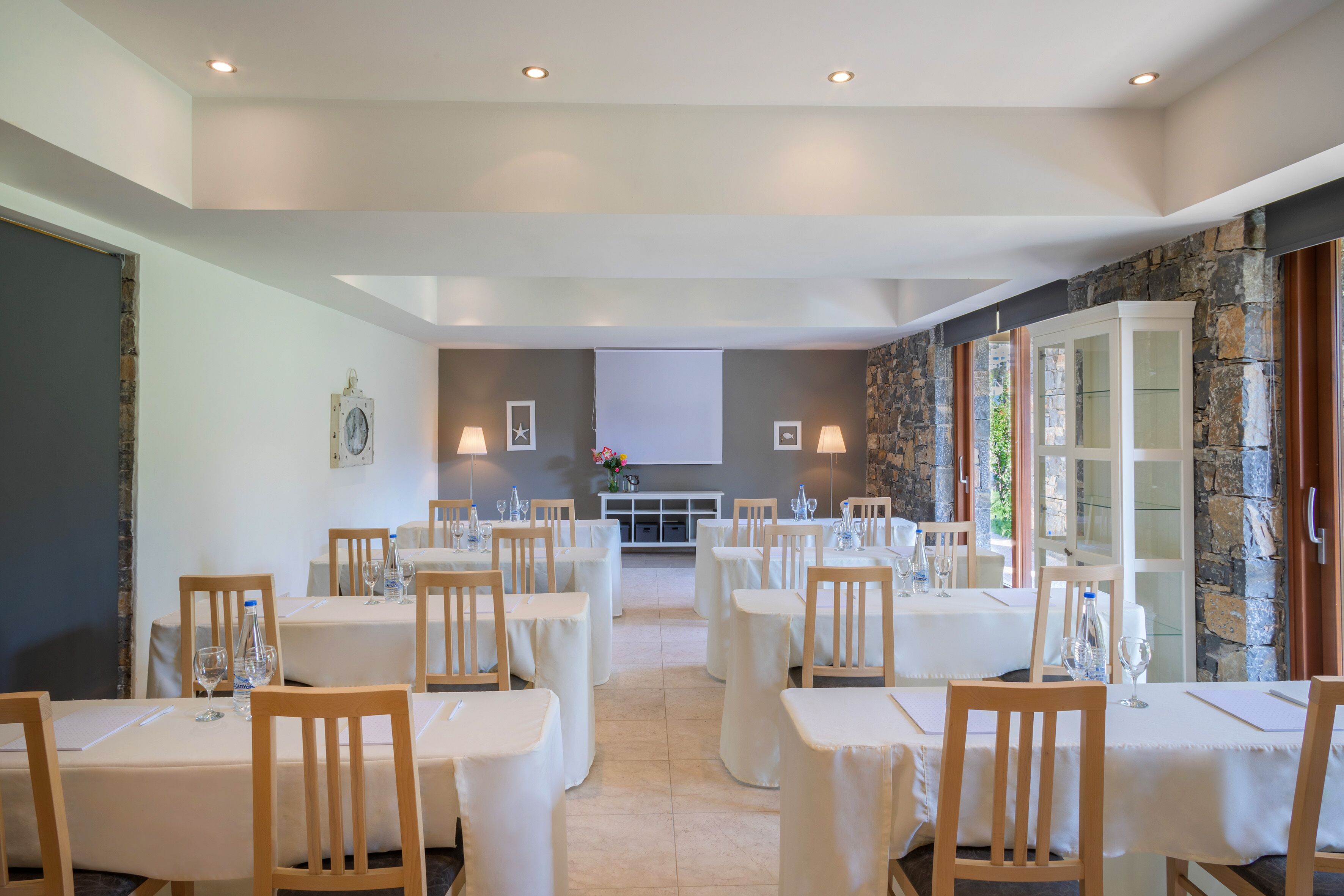 2 restaurants, breakfast served