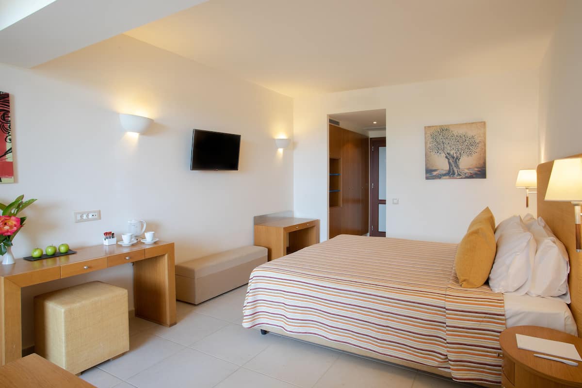 1 bedroom, in-room safe, desk, soundproofing