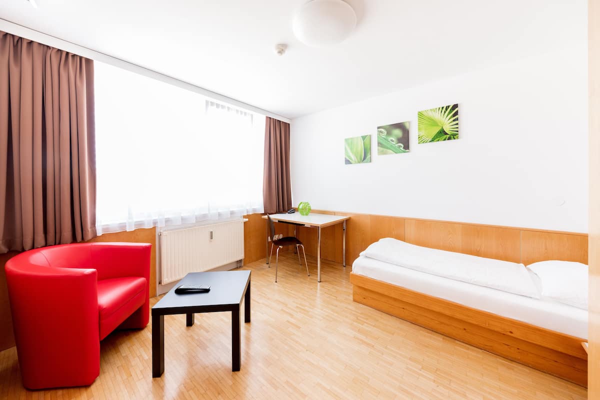 single room, 1 single bed | in-room safe, desk, iron/ironing board, free wifi