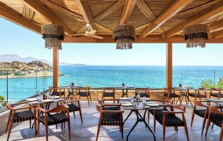 4 restaurantes; se sirve almuerzo y cena; cocina internacional