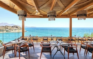 4 restaurantes, se sirven comidas, cenas y cocina internacional