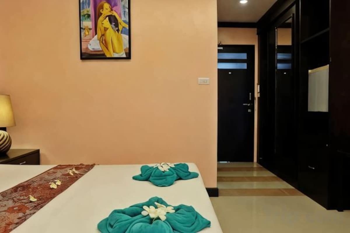 Minibar, in-room safe, blackout drapes, WiFi (free)
