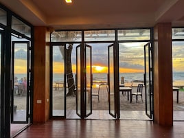 Se sirven desayunos y almuerzos; cocina asiática; con vista a la playa