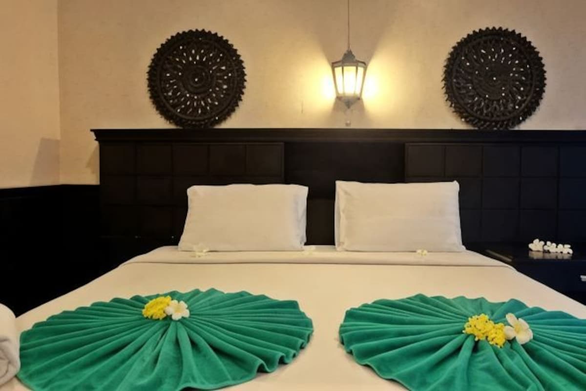 Minibar, in-room safe, blackout drapes, WiFi (free)