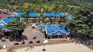 A resort with a pool, beach area, and tropical vegetation. - Andaman Lanta Resort (Ko Lanta)