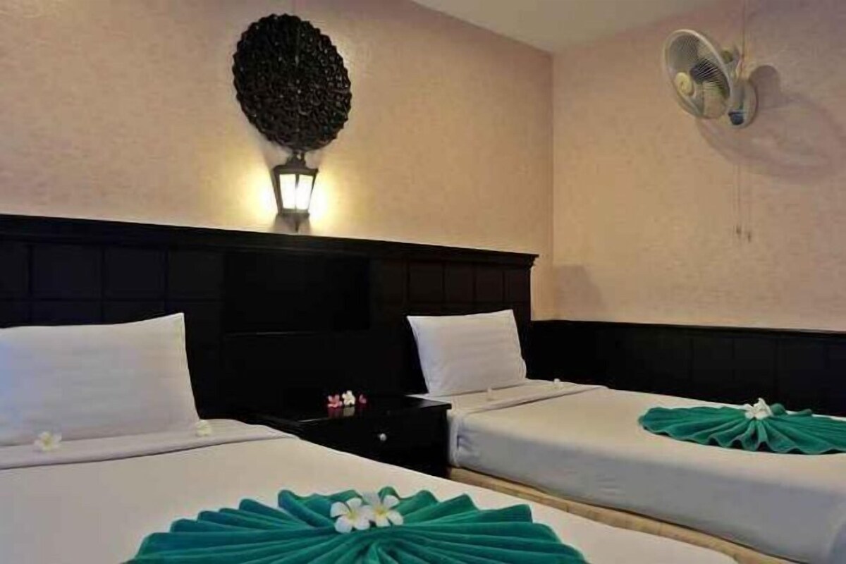 Minibar, in-room safe, blackout drapes, WiFi (free)