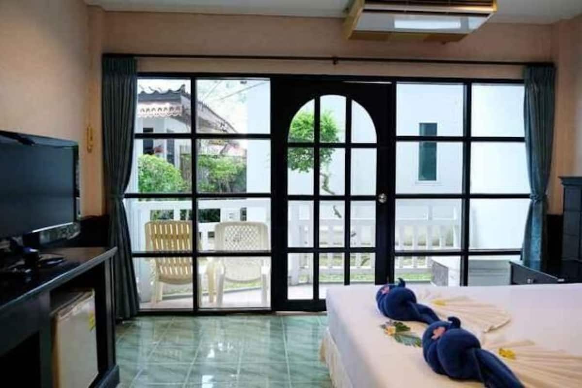 Minibar, caja de seguridad en la habitación y cortinas blackout