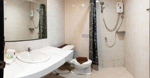 Superior Room Double or Twin | Bathroom | Shower, free toiletries, towels - The Palace Aonang Resort (Krabi)