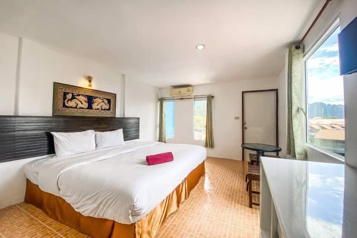 In-room safe, free WiFi, bed sheets