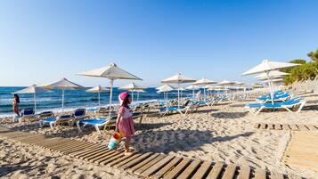 Am Strand, Liegestühle, Sonnenschirme, Strandtücher
