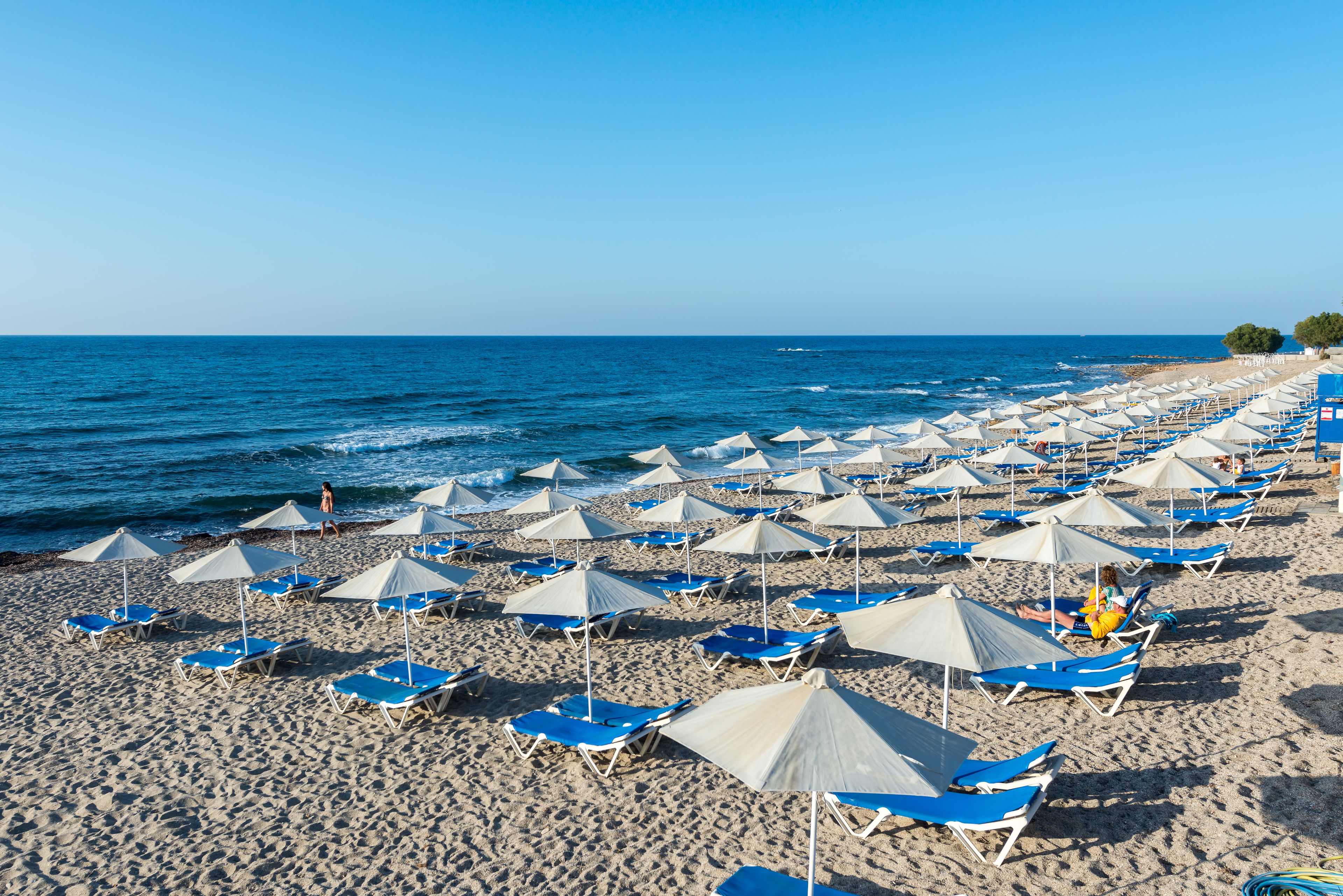 Plage, chaises longues, parasols, serviettes de plage