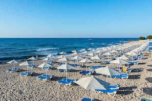 On the beach, sun-loungers, beach umbrellas, beach towels - Zorbas Village & Aqua Park (Hersonissos)