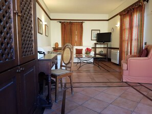 Suite, Gartenblick | Wohnzimmer | Fernseher, DVD-Player