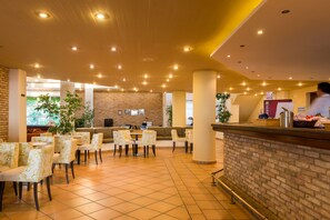 2 Bars/Lounges, 2 Poolbars