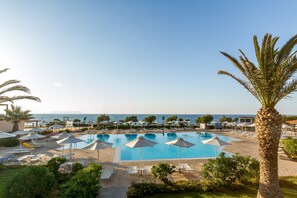 Indoor pool, outdoor pool, pool umbrellas, pool loungers - Zorbas Village & Aqua Park (Hersonissos)